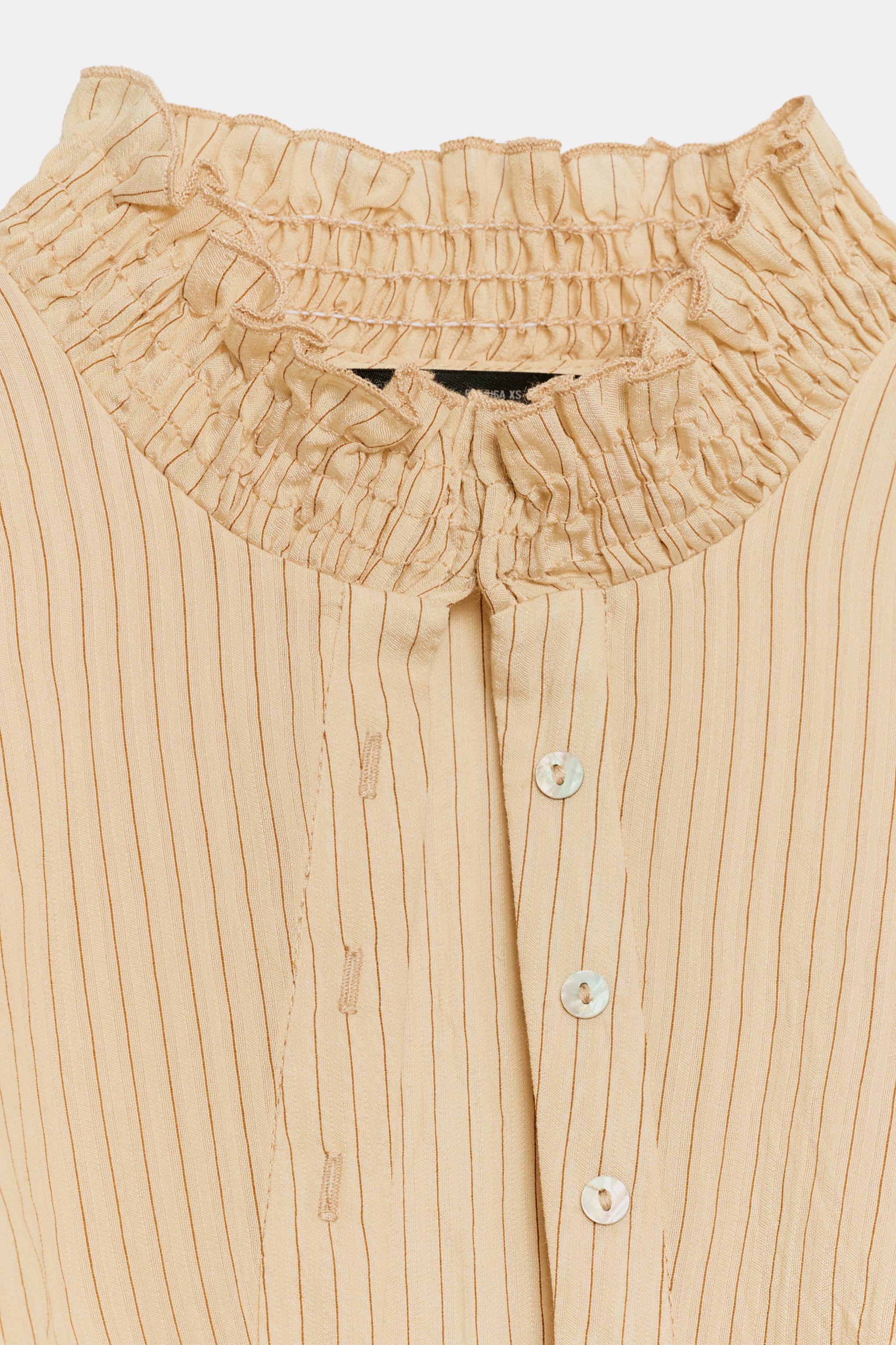 CHEMISE À RAYURES VOLANTS ET NID D'ABEILLE